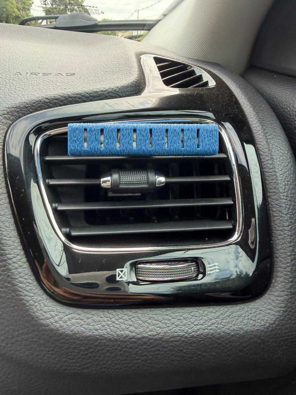 Suporte azul para aromatizante fixado no difusor de ar do carro, peça funcional impressa em 3D pela NKT3D