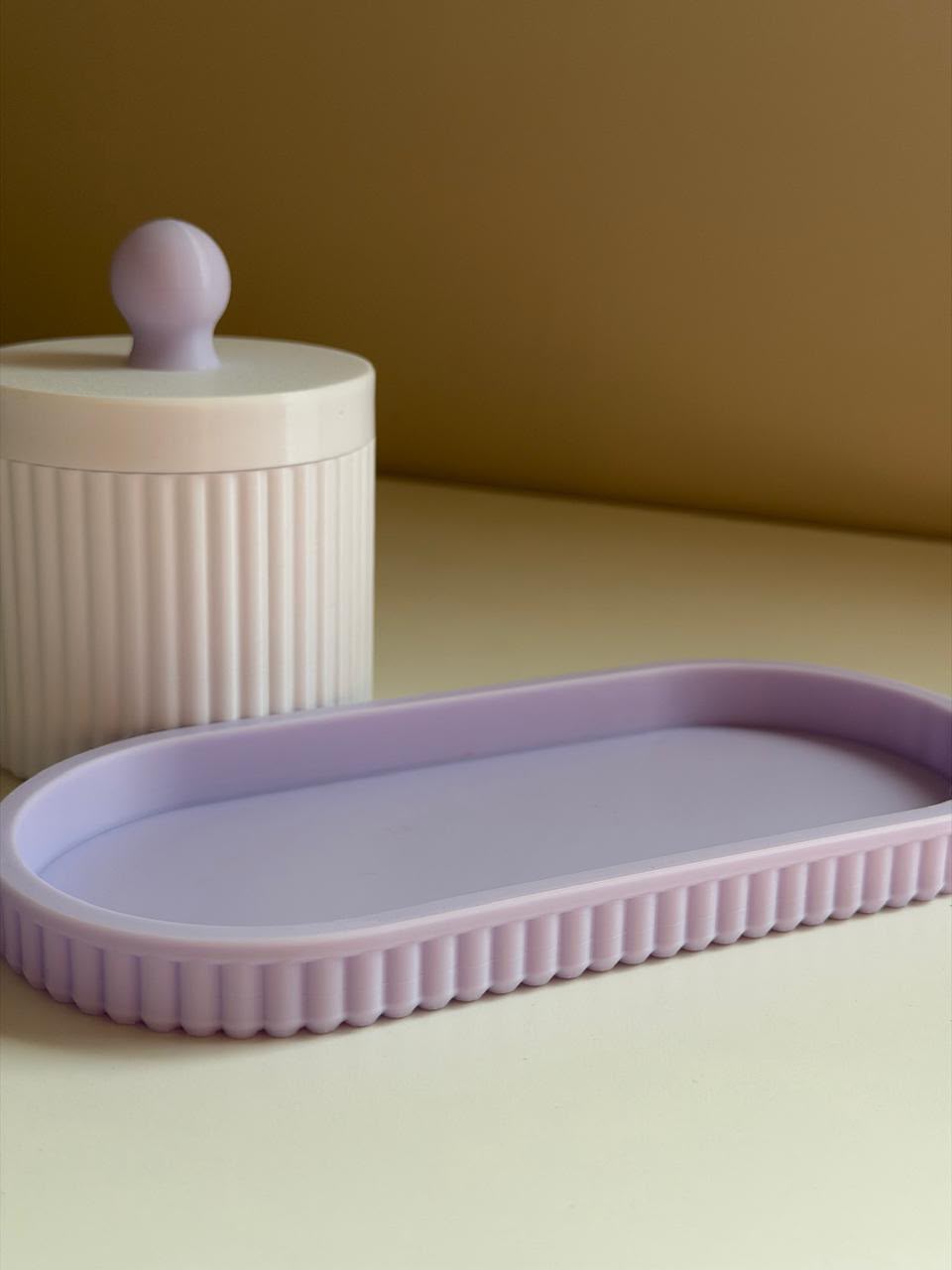 Potinho branco com tampa e bandeja oval lilás em impressão 3D, acabamento canelado
