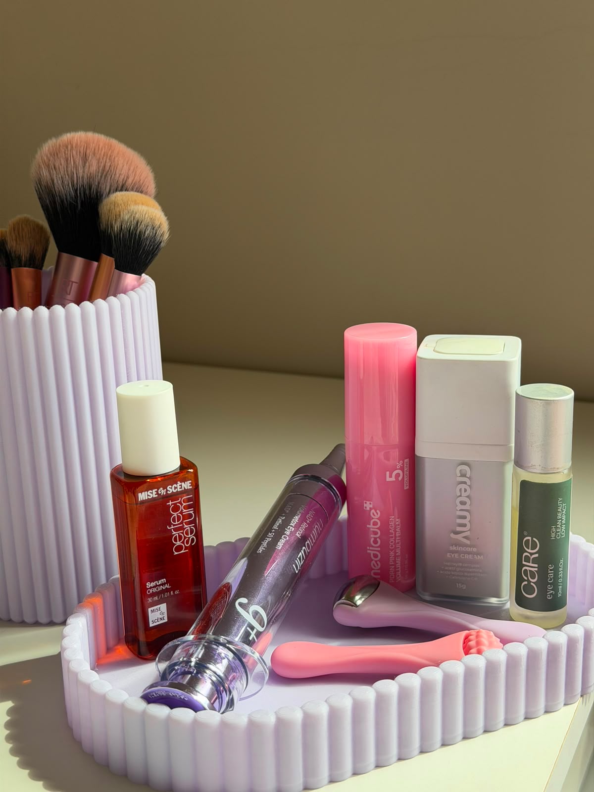 Porta-pincéis e bandeja oval lilás organizando produtos de beleza, uso decorativo e funcional